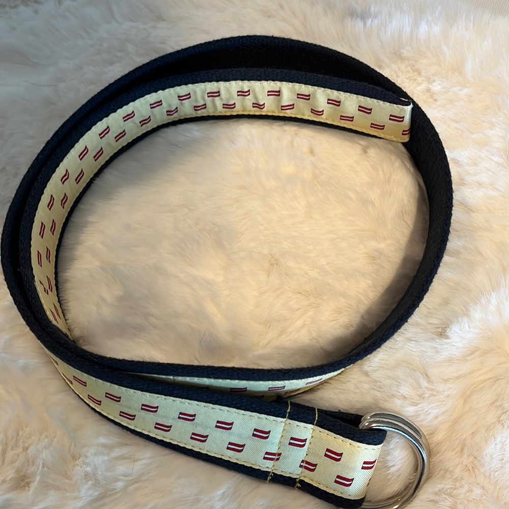 Vineyard Vines Men’s D ring belt.